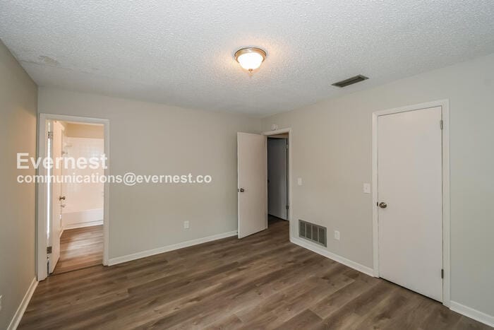 Building Photo - 3323 Lakemar Pl