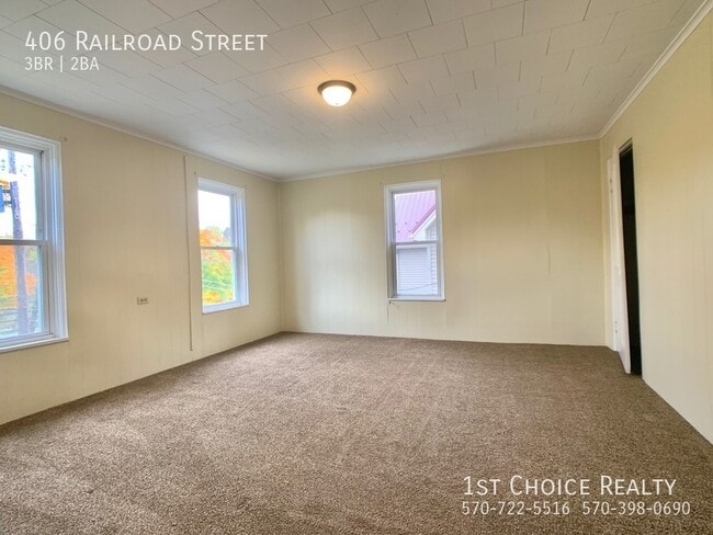 Building Photo - 406 Railroad St