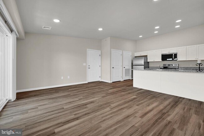 Building Photo - 1000 COLBY Ln