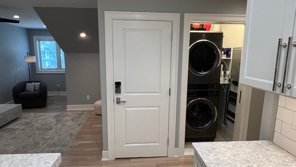 Full size washer/dryer - 15 Broadway