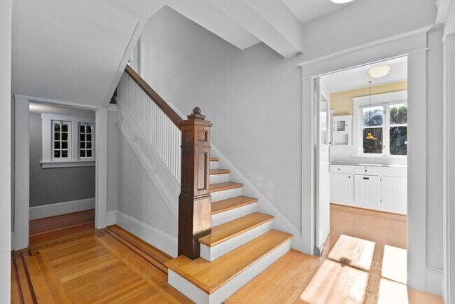 Building Photo - Stunning 1909 Craftsman w/ AC in Coveted Capitol Hill