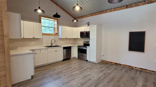 Building Photo - 9420 Greenwood Dr