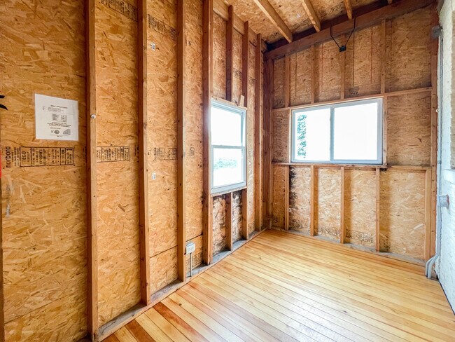 Building Photo - 1613 W Berwyn Ave