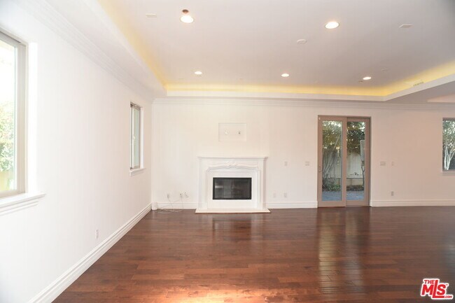 Building Photo - 2005 Robinson St