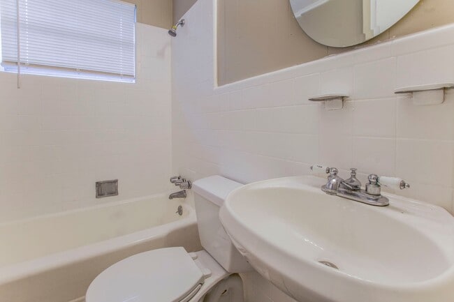 Building Photo - 3 Bedroom/2 Bathroom  House for Lease