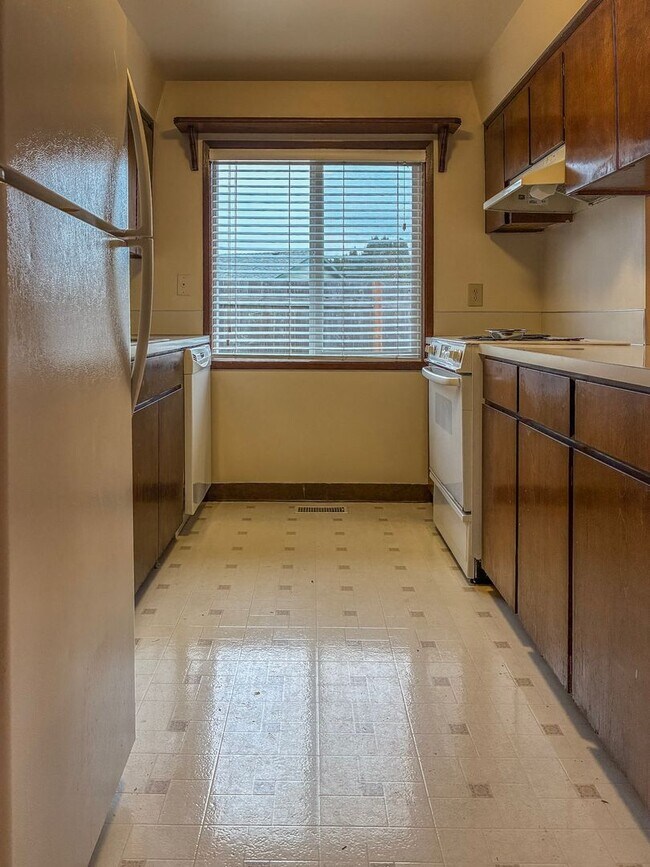 Building Photo - Hillsboro Duplex- 2 Bedroom 1 bathroom with fenced in yard available !