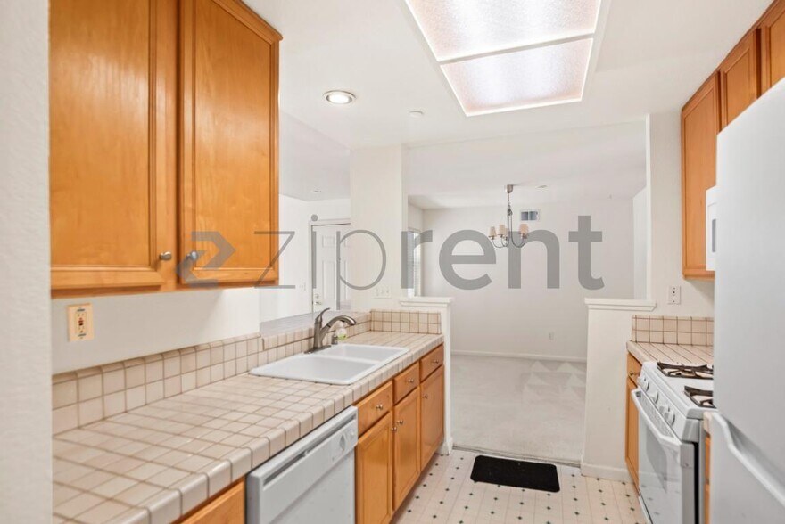 Building Photo - Unit 304