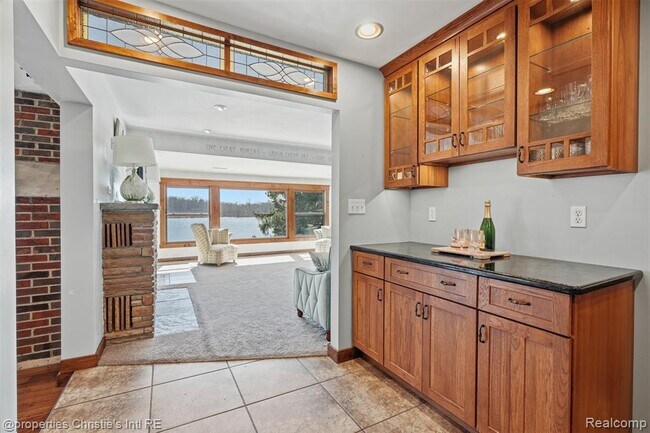 Building Photo - 2739 Lakeridge Ave