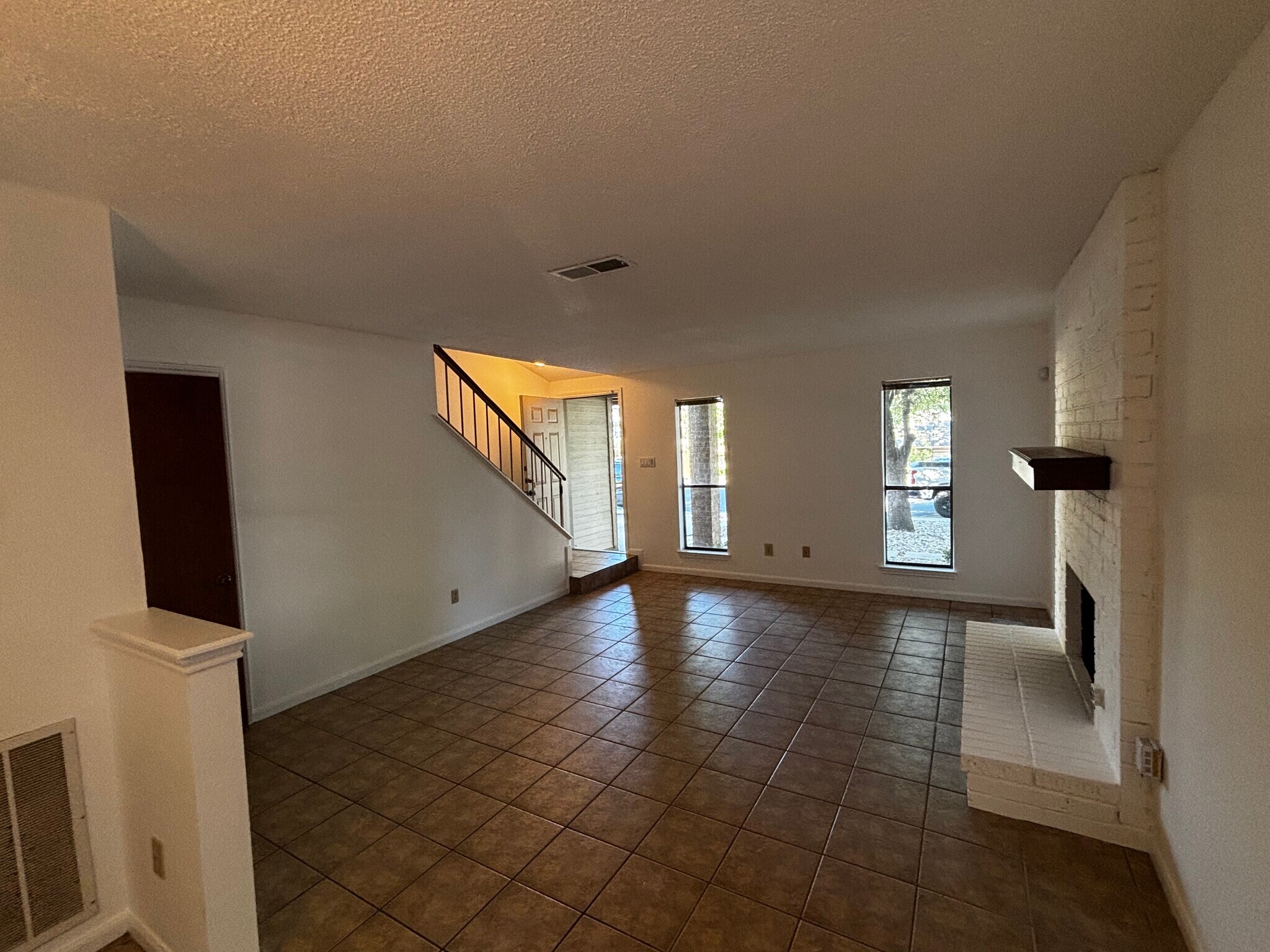 Building Photo - 6611 Hart Ln