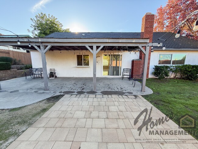 Building Photo - Homes Management - 3 bed, 2 bath home off Oak Hill