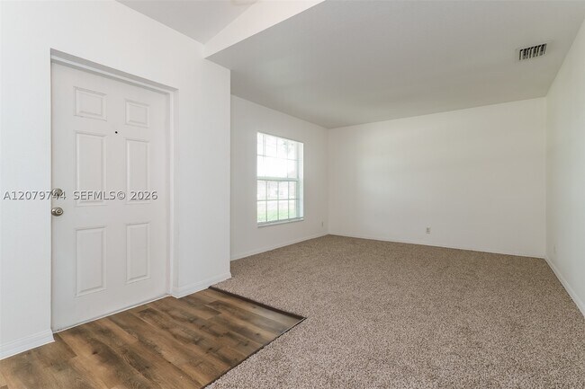 Building Photo - 2831 SE Hutchings Ave