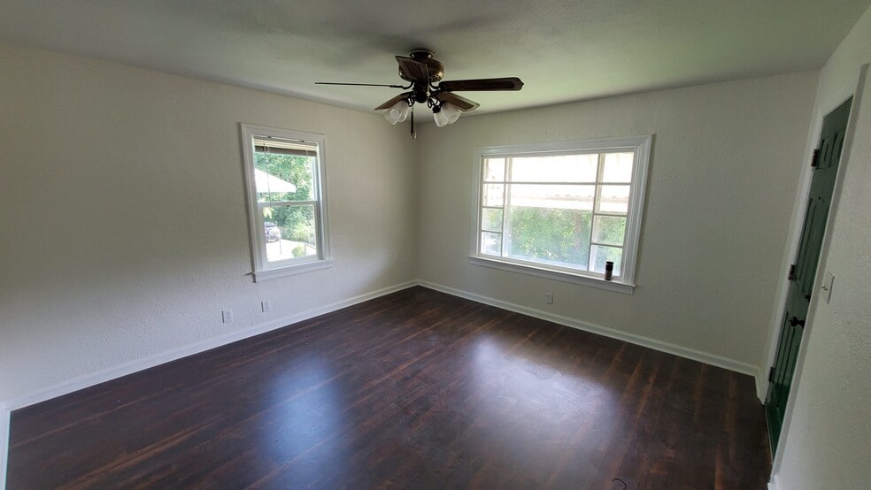 Living Room - 1387 Elizabeth St