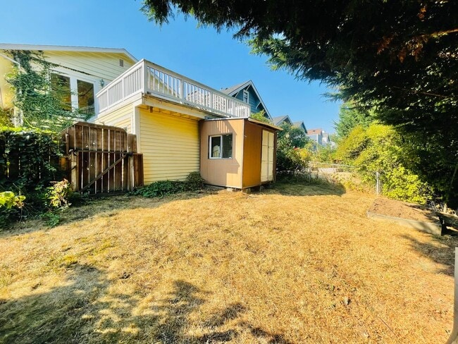 Building Photo - Massive House with Elegant Finishes in Madison Valley!