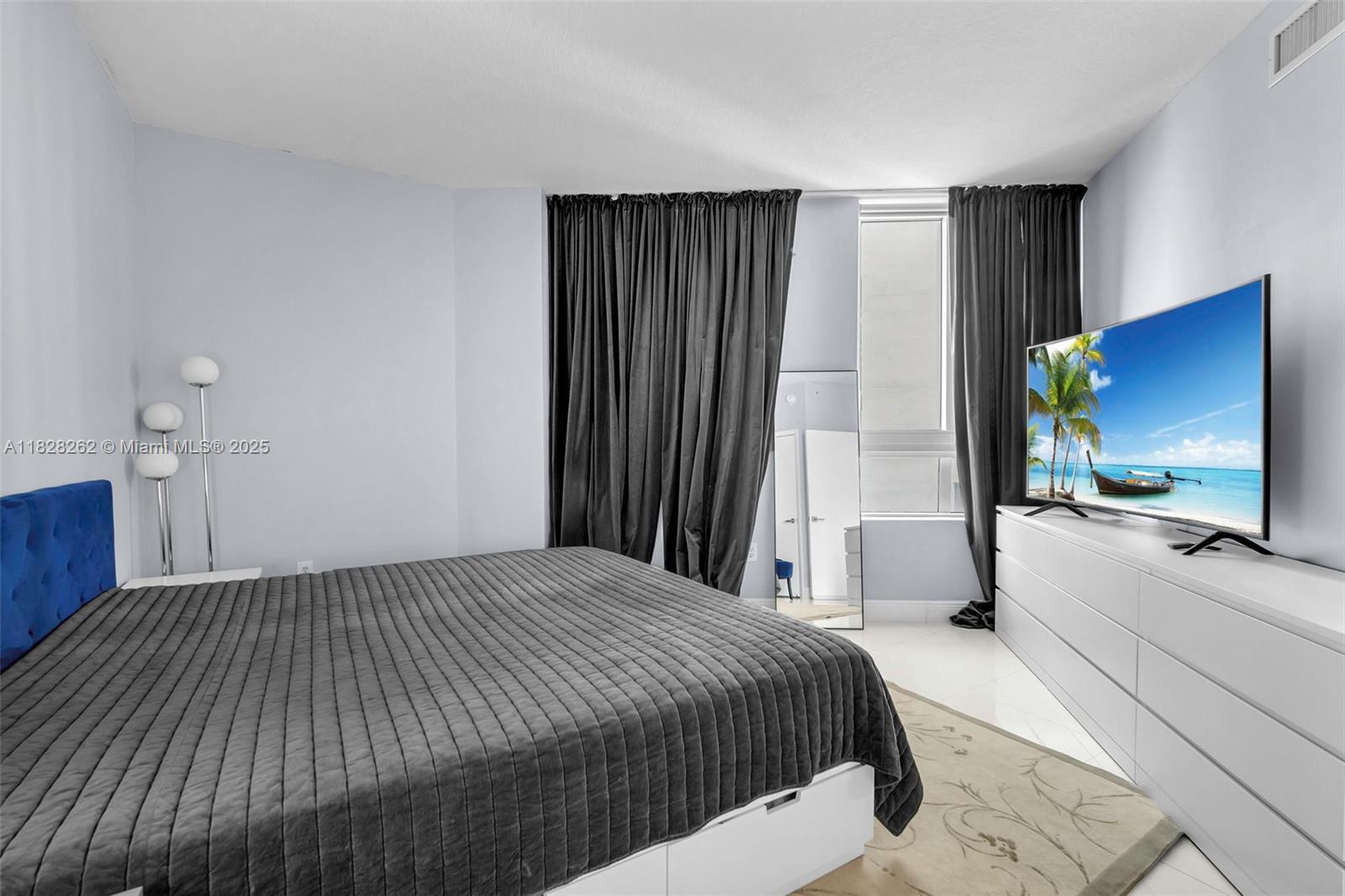 Bedroom - 1900 N Bayshore Dr