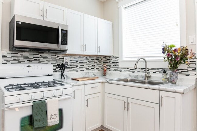 Building Photo - 1122 Emerson Ave