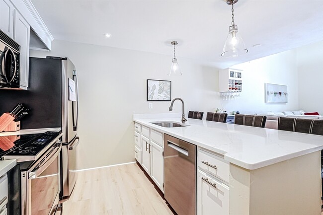 Building Photo - 35 Montrose Dr