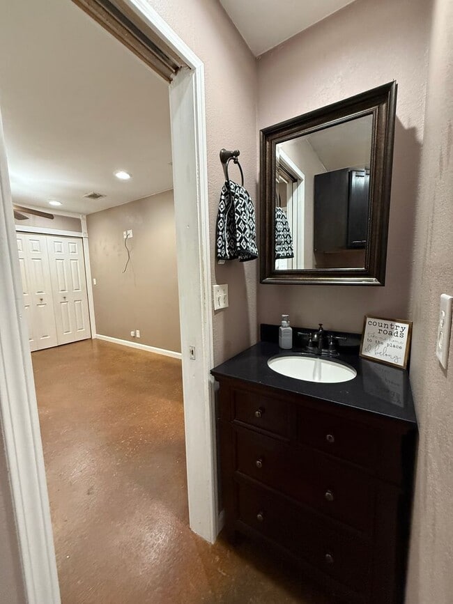 Building Photo - 2 bedroom home fully fenced on nearly an a...