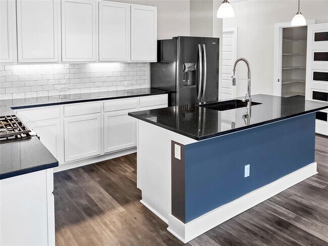 Building Photo - 551 Tanda Ln