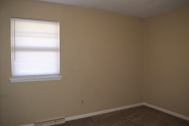 Building Photo - Nice 3 Bedroom 2.5 Bathroom Townhome