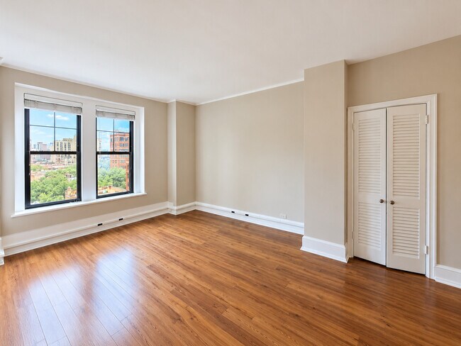 Building Photo - 3170 N Sheridan Rd