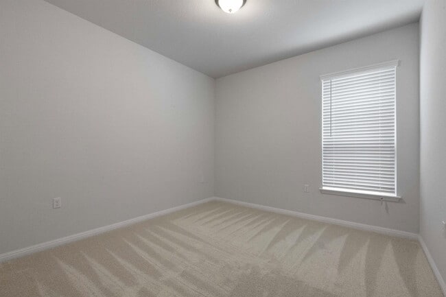 Building Photo - 924 Falkland Trace