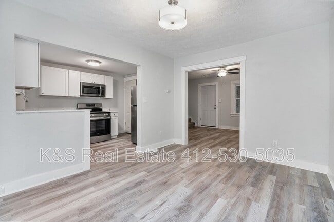 Building Photo - 2242 Manor Ave