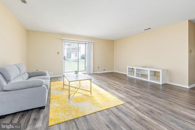 Building Photo - 43 Dover Ct