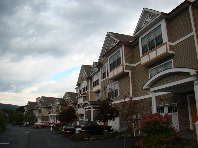 Building Photo - 6 Maple Leaf Dr