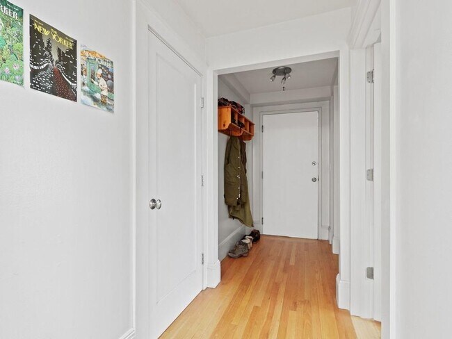 Building Photo - Amazing 3 bed 1 bath in the South End.... Sept 1st move in