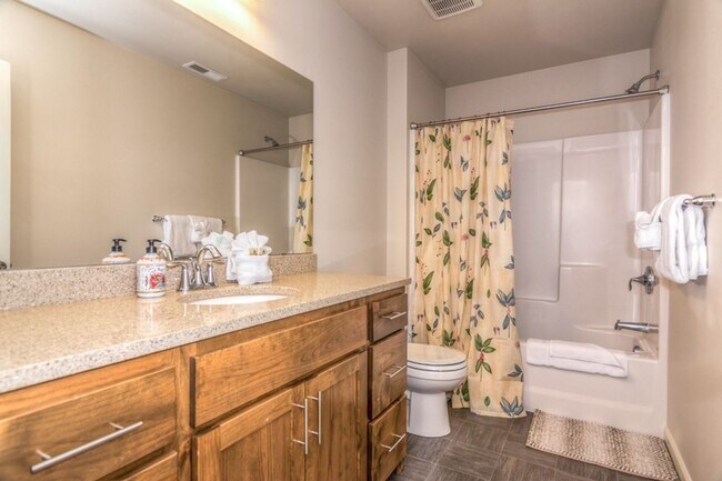Building Photo - Spacious 3 Bedroom Home, Great Southeast B...