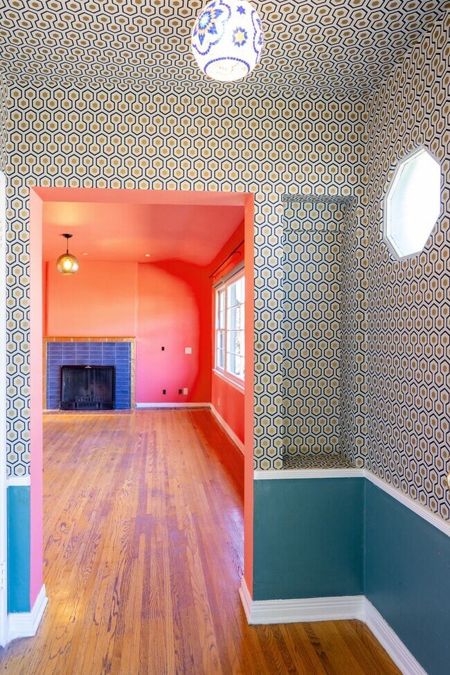 Building Photo - Vibrant 2b2b Franklin Hills / Los Feliz Home - Huge Private Grass  Yard - Central HVAC