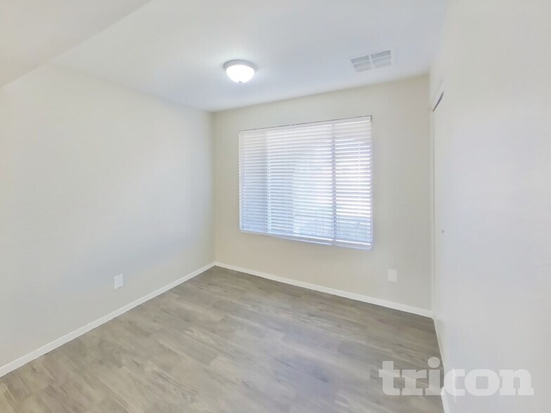 Building Photo - 4901 W Dahlia Dr