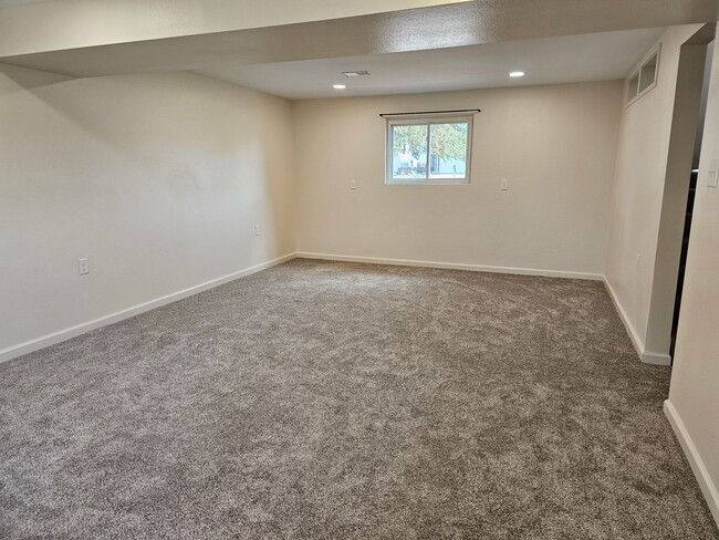 Building Photo - 905 New Bedford Dr