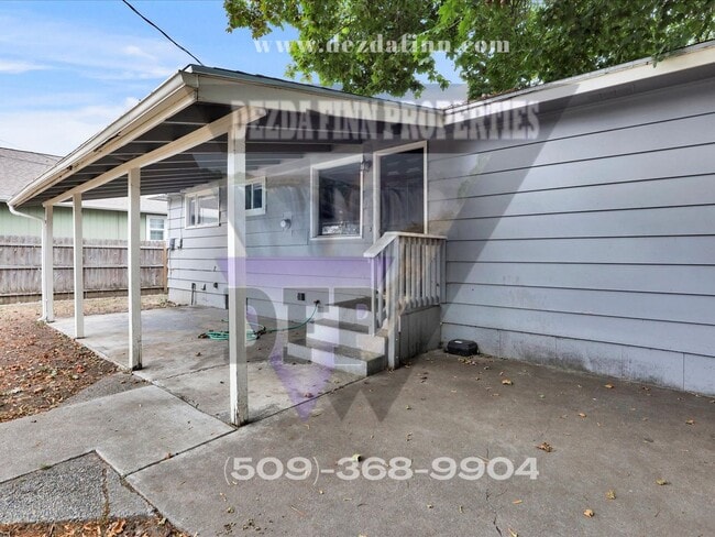 Building Photo - 5 Bed, 2 Bath Home Conveniently Located in...