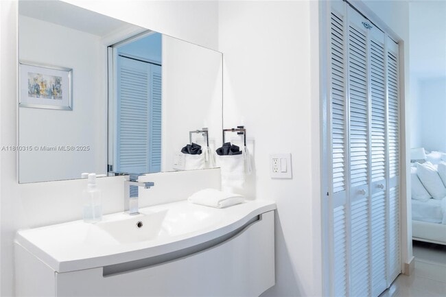 Building Photo - 19901 E Country Club Dr