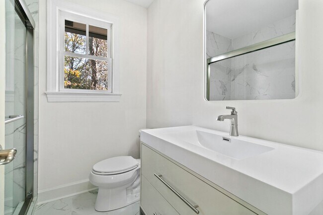 Building Photo - 552 Savannah Hwy