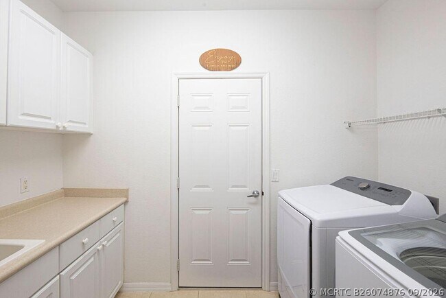 Building Photo - 1864 S Dovetail Dr