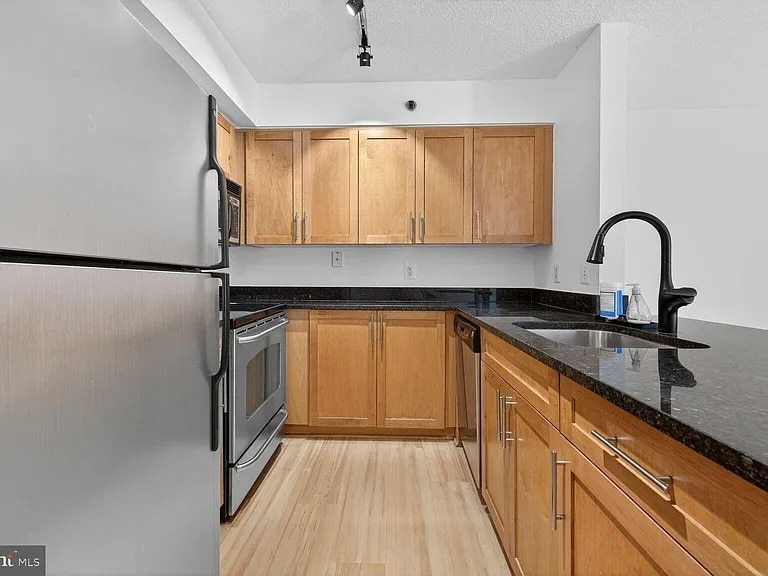 Kitchen - 7500 Woodmont Ave