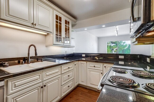 Building Photo - 435 N Oakhurst Dr