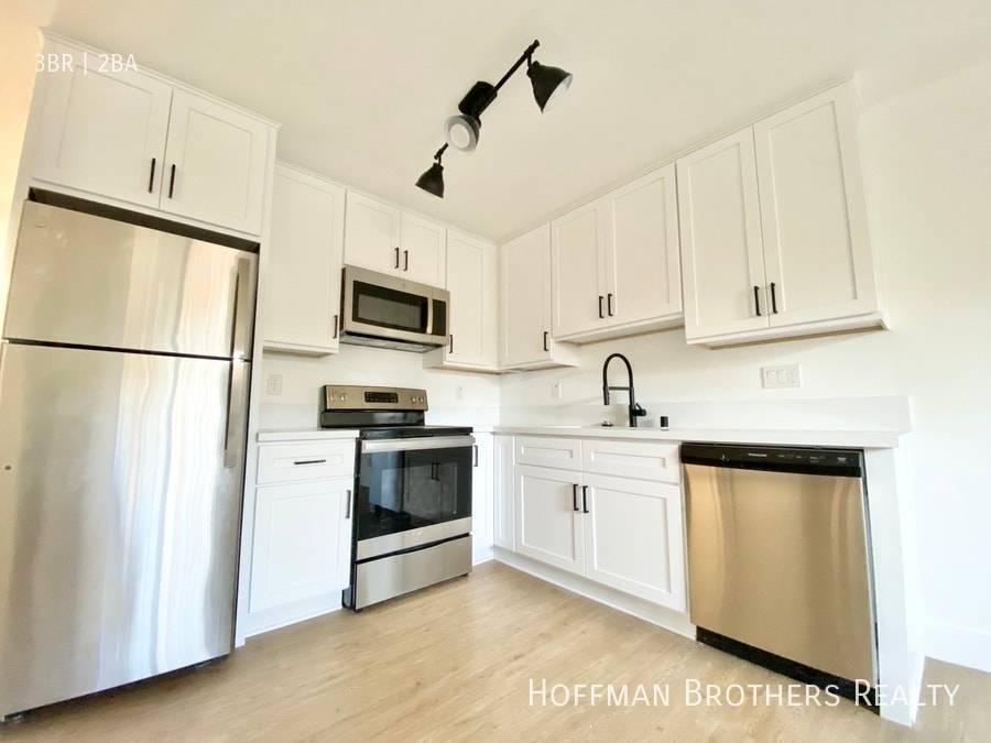 Building Photo - 1932 New England St