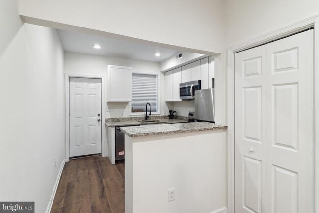 Building Photo - 912 N Milton Ave