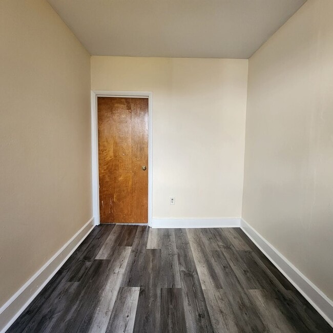 Building Photo - 2450 N Fairhill St