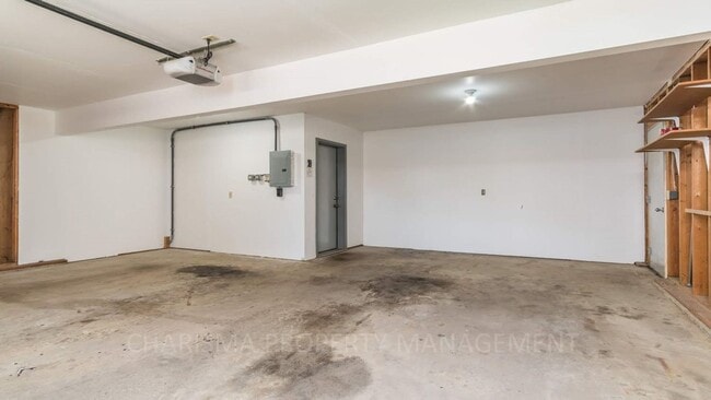 Building Photo - MULTI-LEVEL 3 BD, 2 BA HOUSE WITH FENCED IN YARD, DOUBLE ATTACHED GARAGE, SHED, MURPHY BED, 3 FAM...