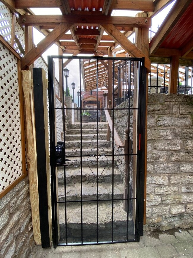 Building Photo - 5 Bed/3 Bath UC Rental Located on McMillan...