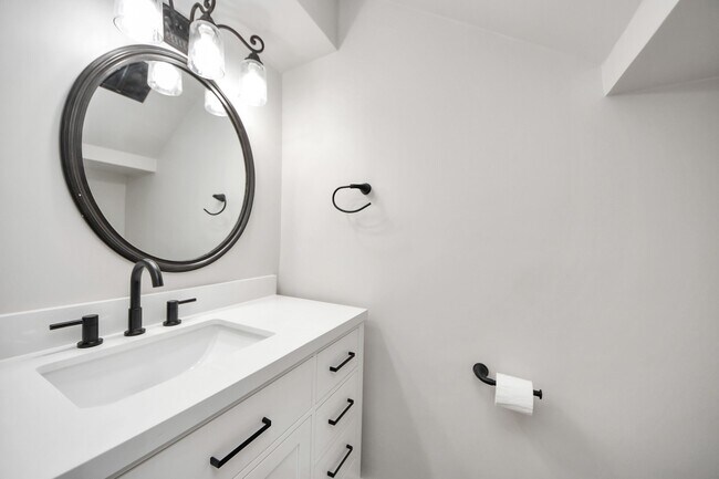 Building Photo - 3923 Cypress Lake Dr