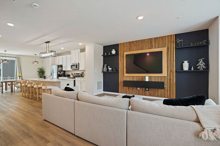 Building Photo - 3443 Carnaby St