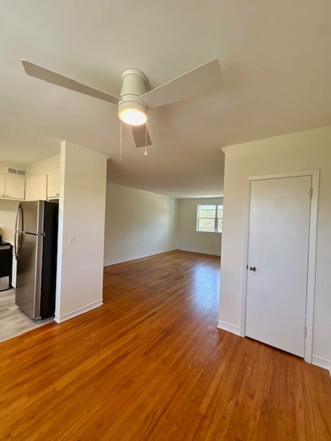 Building Photo - Fully Renovated Three Bedrooms Condo in South Windermere
