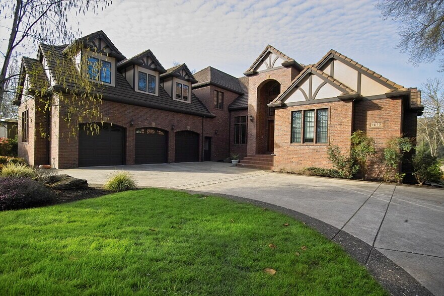 Front - 1645 SE Oak Shore Ln