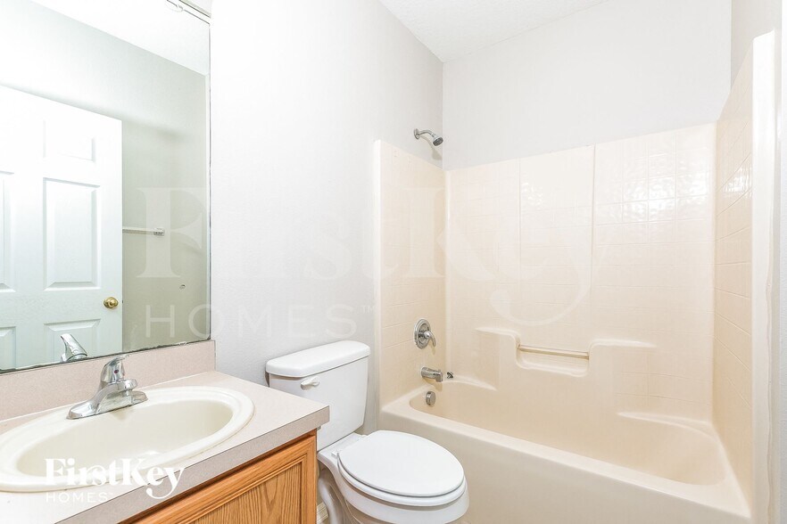 Building Photo - 927 Cannes Dr