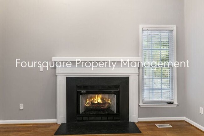 Building Photo - End Unit Town Home | 2nd Floor Loft | Wash...